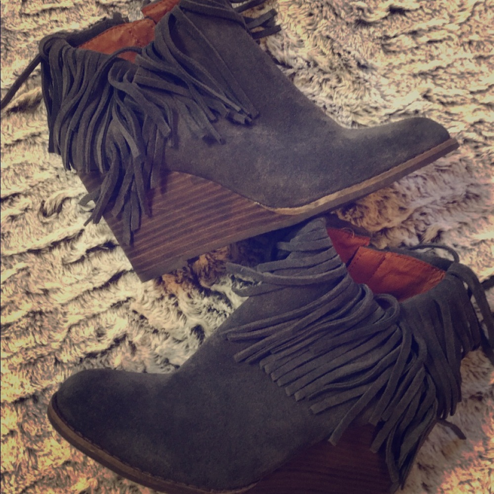 Size 6 Lucky Brand fringe wedge booties